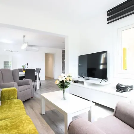Charming Mallorca 3 Bedrooms Town House Orion 40 Metres From The Sea Great For Families Port de Pollença